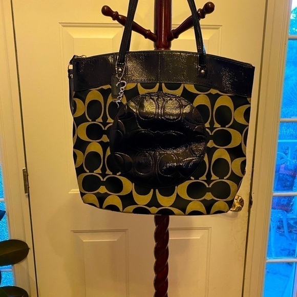 IMPECCABLY CLEAN AUTHENTIC COACH BAG - Picture 1 of 9